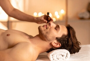 Lingam Massage: Vorteile, Techniken und wie du anfangen kannst